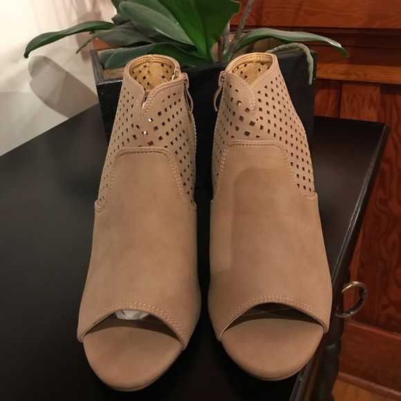 New Tan super comfy Booties 5.5, 7 & 7.5 left - Picture 8 of 8